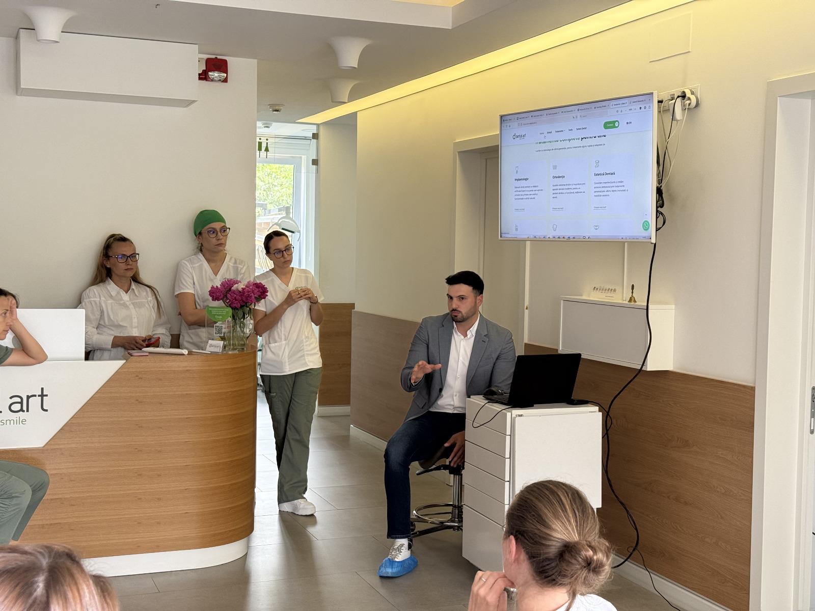 Workshop strategic cu echipa clinicii — discuții despre servicii prioritare, profilul real al pacientului și obiective măsurabile.