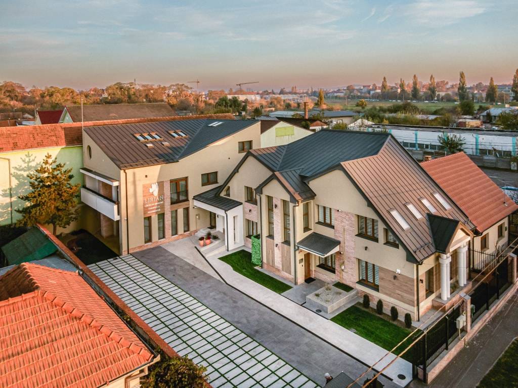Sediul Lirian Harmony Center din Oradea — o clinică construită de la zero pentru medicina integrativă, cu spații gândite pentru consultații interdisciplinare și terapii complementare.