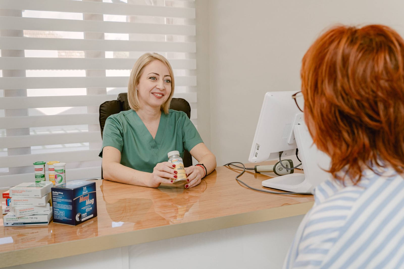 Consilierea din clinică — oameni reali, nu actori. Genul de încredere pe care mesajele campaniilor au construit-o înainte ca pacientul să calce pragul clinicii.